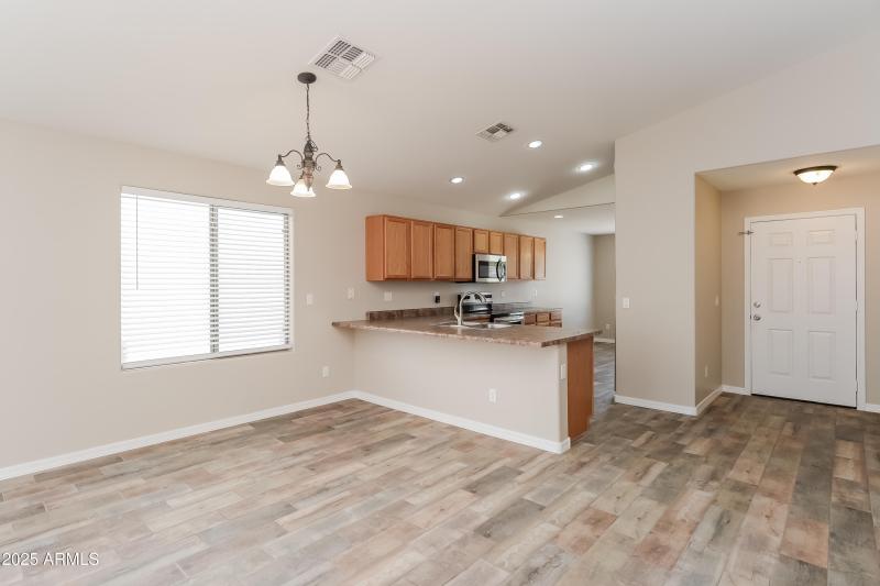 1006412.2033 W GREEN TREE DR - Breakfast