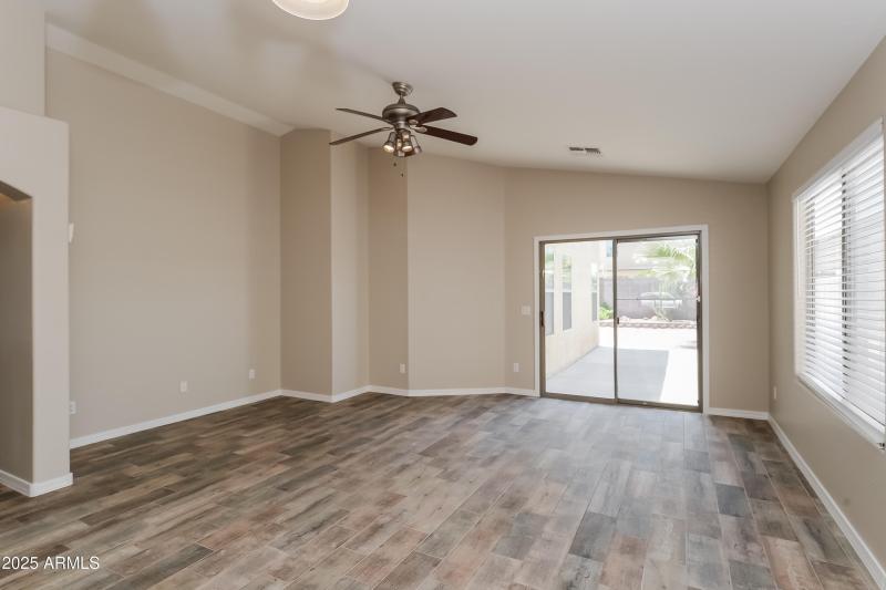 1006412.2033 W GREEN TREE DR - Living Ro