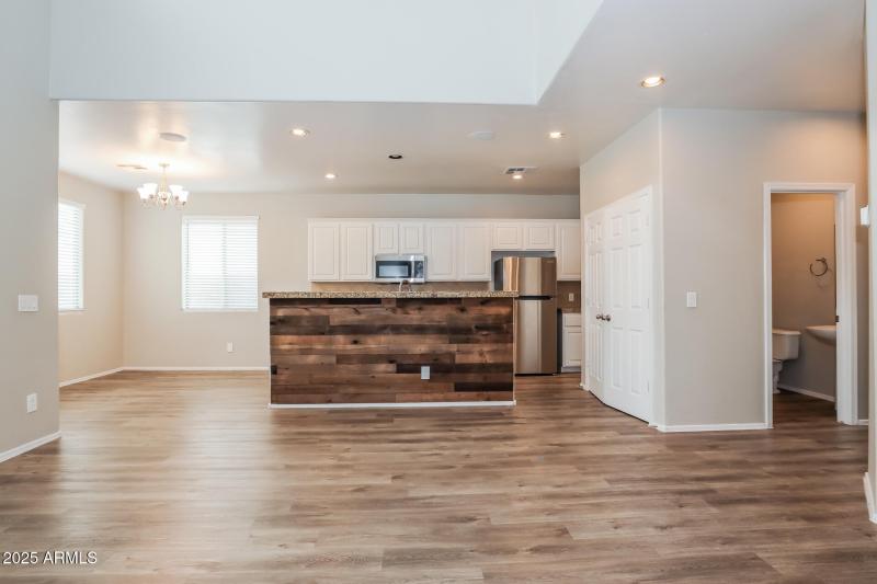 006-photo-dining-room-14878198