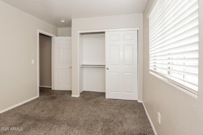 017-photo-bedroom-14878189