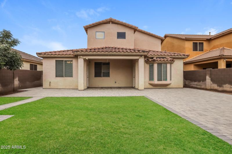 020-photo-rear-view-14878191