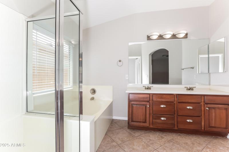 1007764.42012 W COLBY DR - Main Bathroom