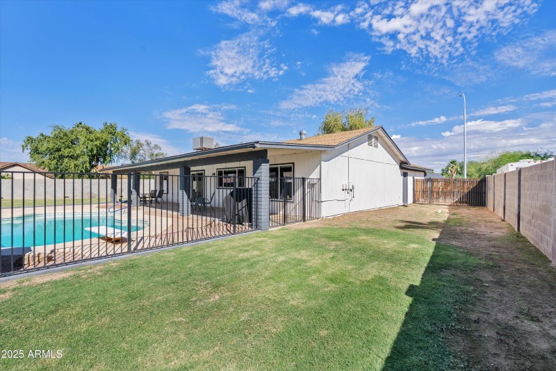 Large side yard and RV gate