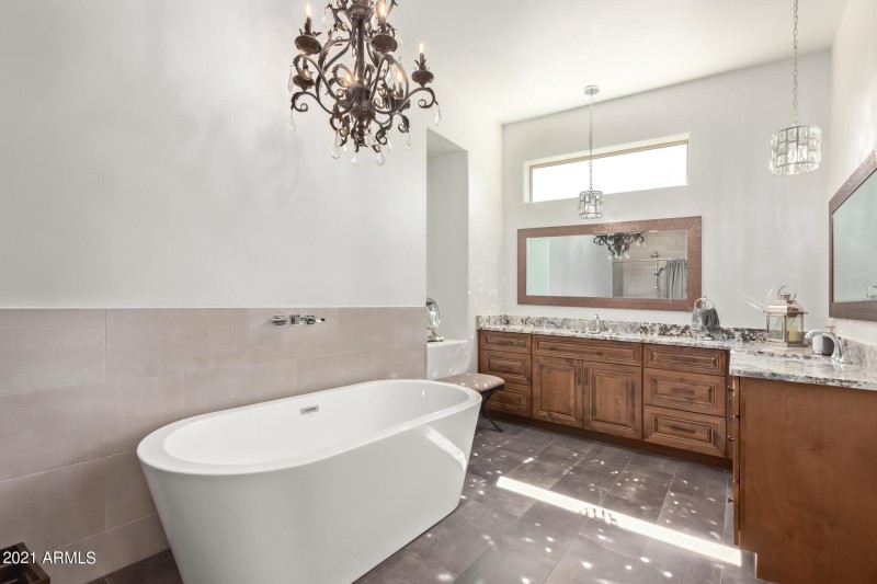 MAIN BATHROOM SUITE