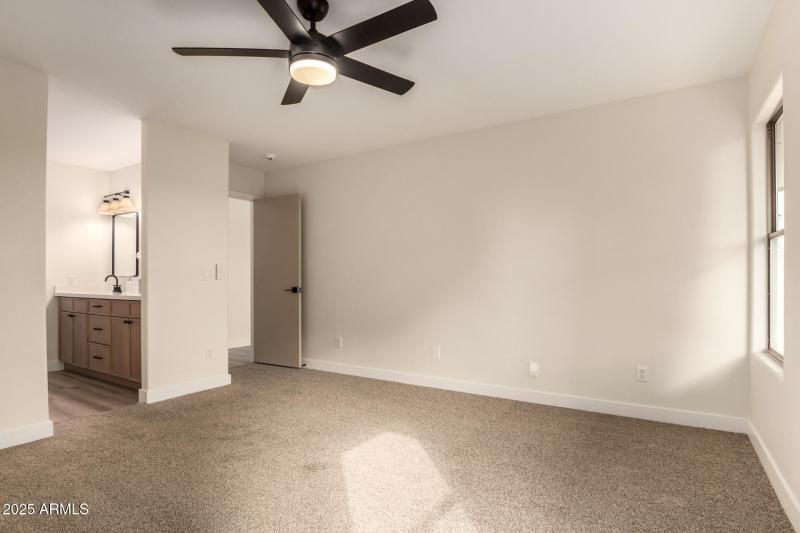 Primary suite to bathroom