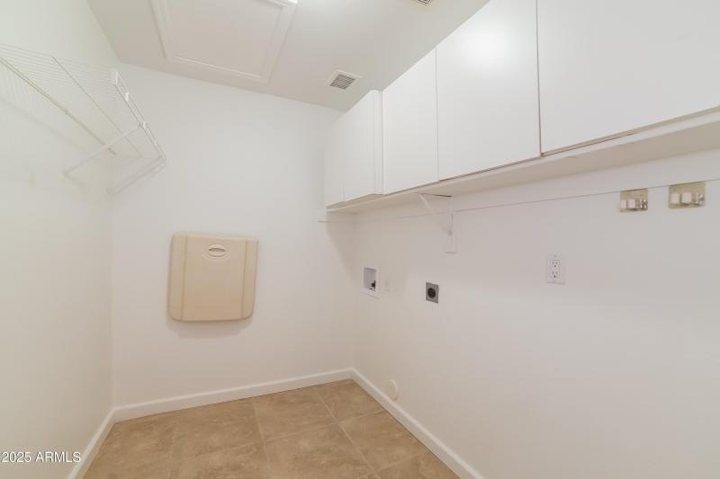 1013818.7856 W SAN MIGUEL AVE - Laundry