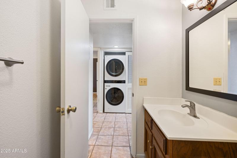 1761218659682_1761197077139ck1a8470