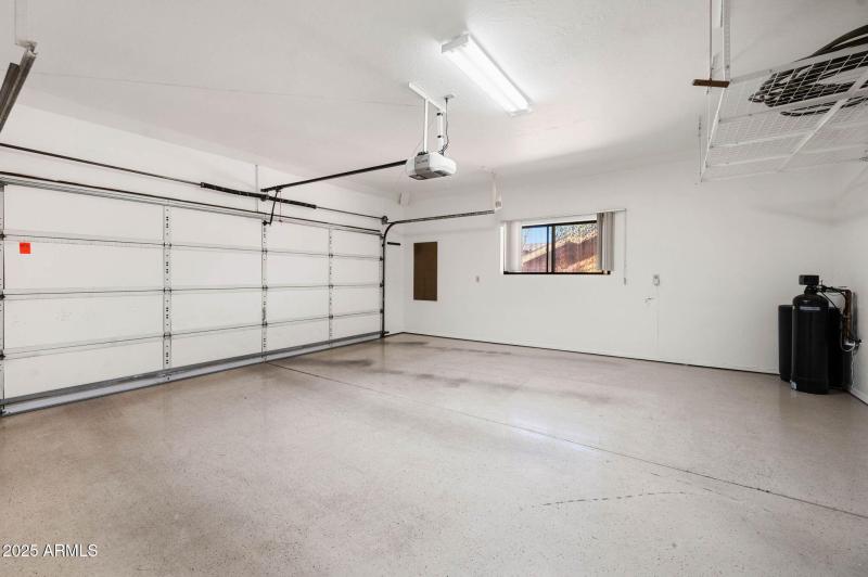 7-Garage Interior (1)