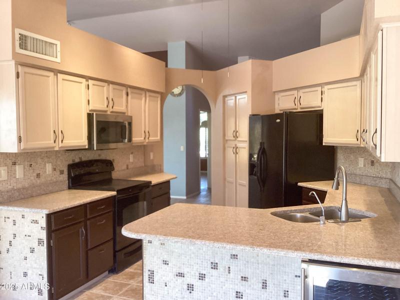 KITCHEN w/GRANITE COUNTERTOPS