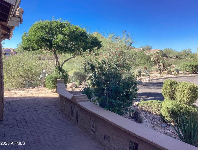 COBBLESTONE FRONT PATIO