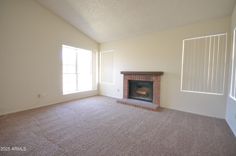 LIVING ROOM (2)