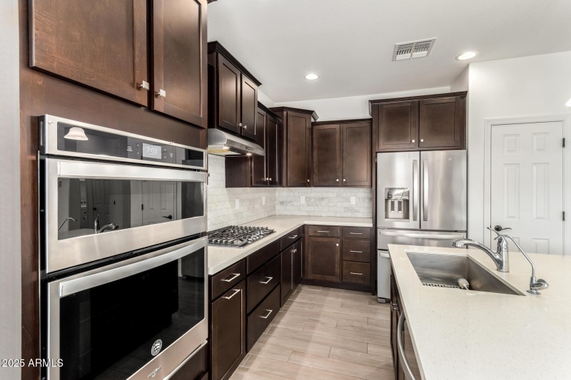 17987 W Redwood_Kitchen
