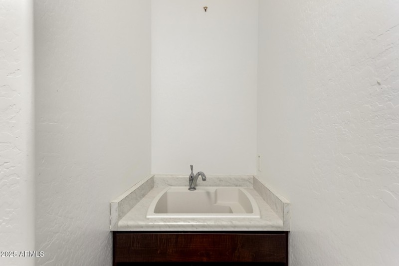 17987 W Redwood_Laundry