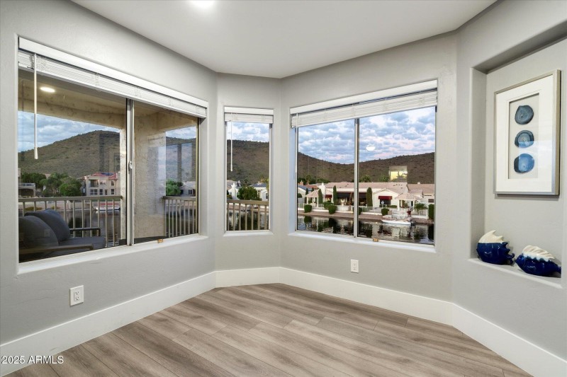 Large Alcove in Primary