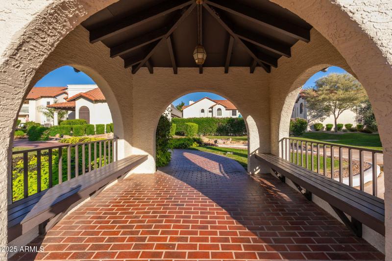 La Contessa Condominiums - 03