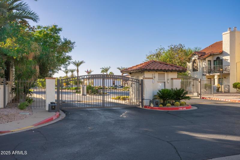 La Contessa Condominiums - 08