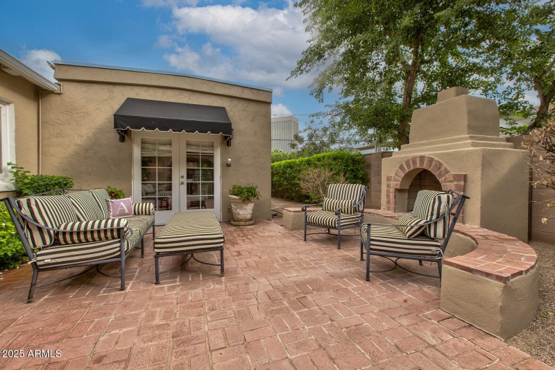 patio w/fireplace