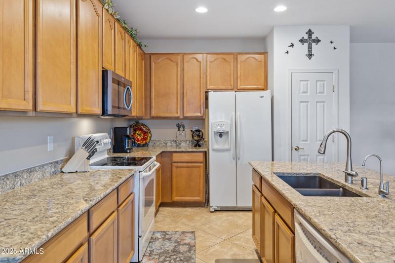 42551 W Candyland Pl-14