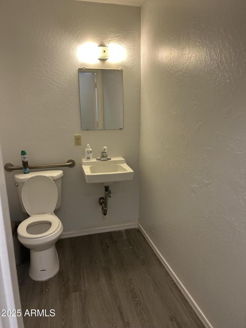 suite bathroom