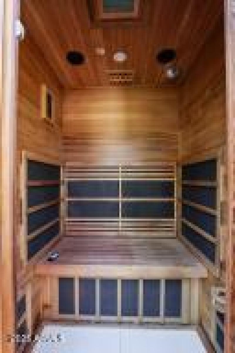 20251019215647100696000000