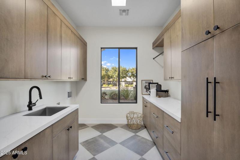 24-web-or-mls-19875 E SIlver Creek Ln-29