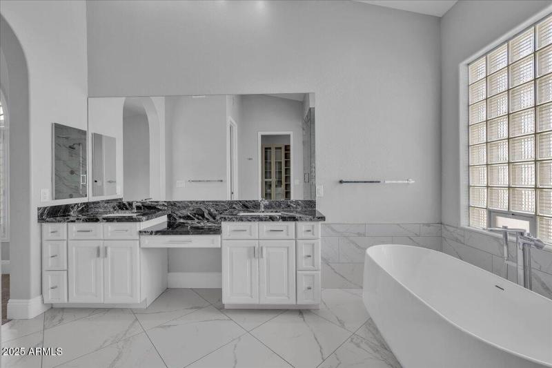 21-9606_N_117th_St12