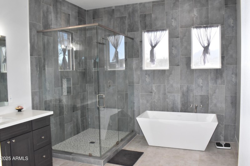 Big enclosed shower_2300