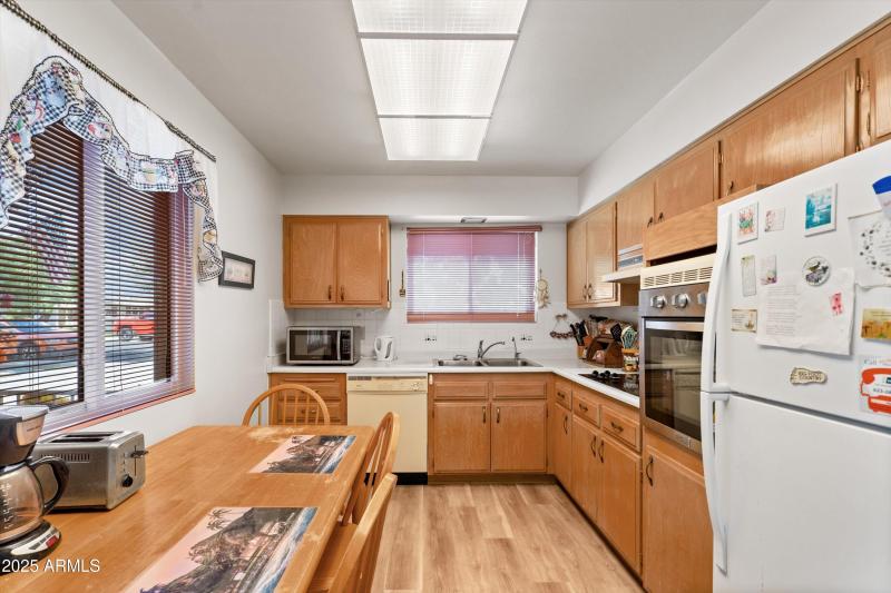 12-Kitchen and Breakfast Area
