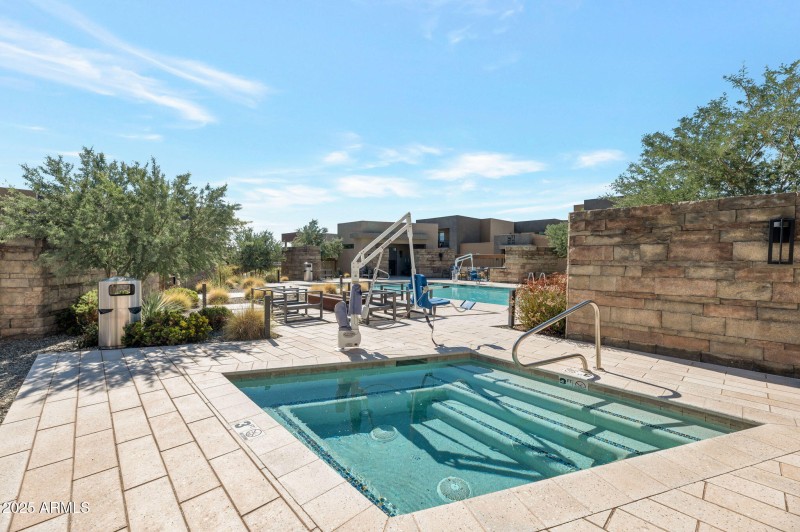 25-web-or-mls-Qp-9576