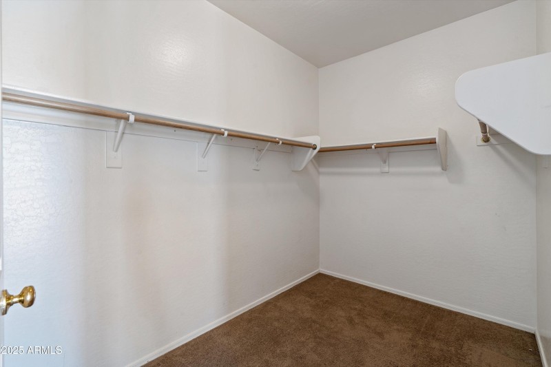 19-Walk-in Closet