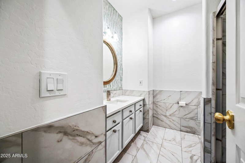 upstairs 2nd full bath