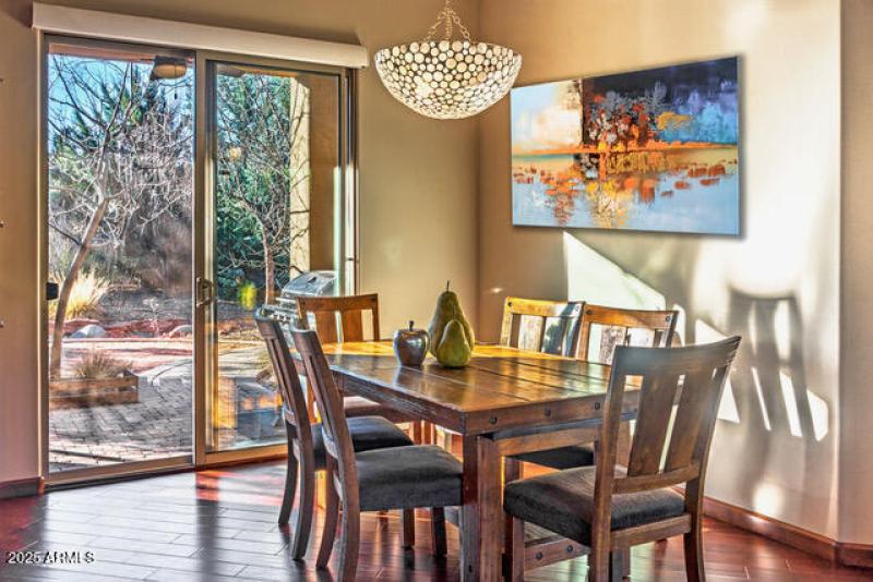 5 DINING ROOM (2)