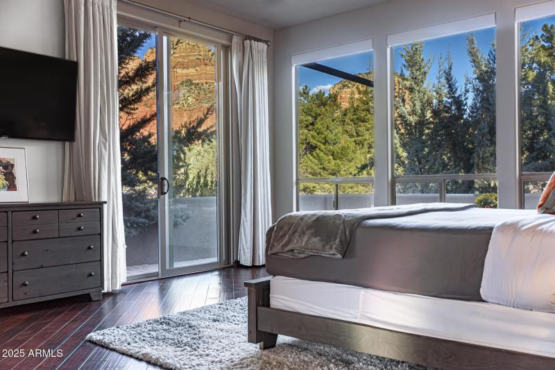 6 MAIN BEDROOM ENTRY (1)