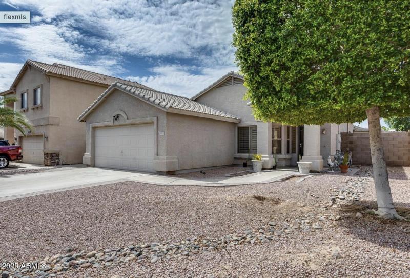 12617 w Clarendon front of house