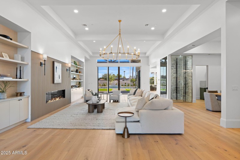 3-web-or-mls-10809-n-82nd-pl