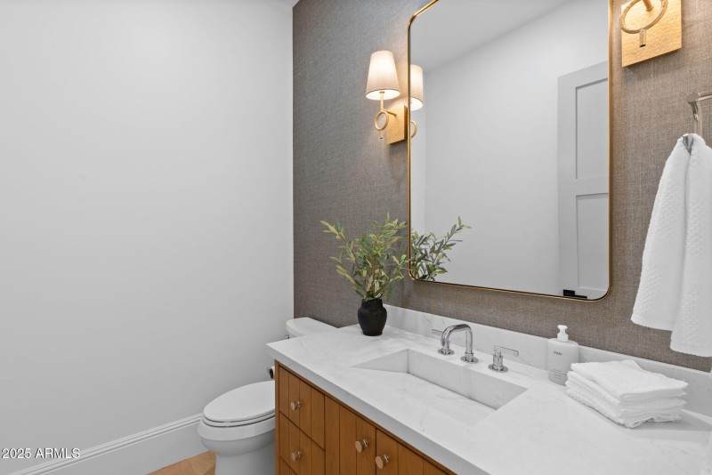 47-web-or-mls-10809-n-82nd-pl