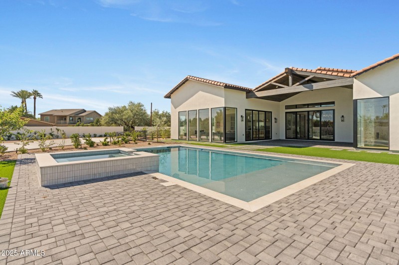 55-web-or-mls-10809-n-82nd-pl