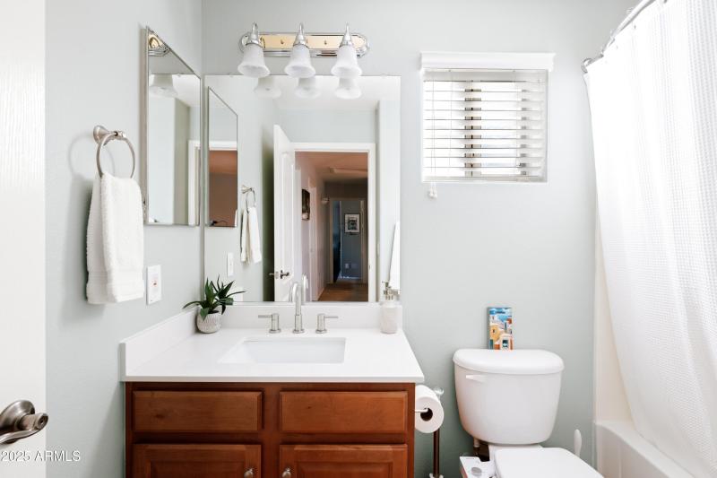 Upstairs_Guest_Bathroom_1_Photo_1