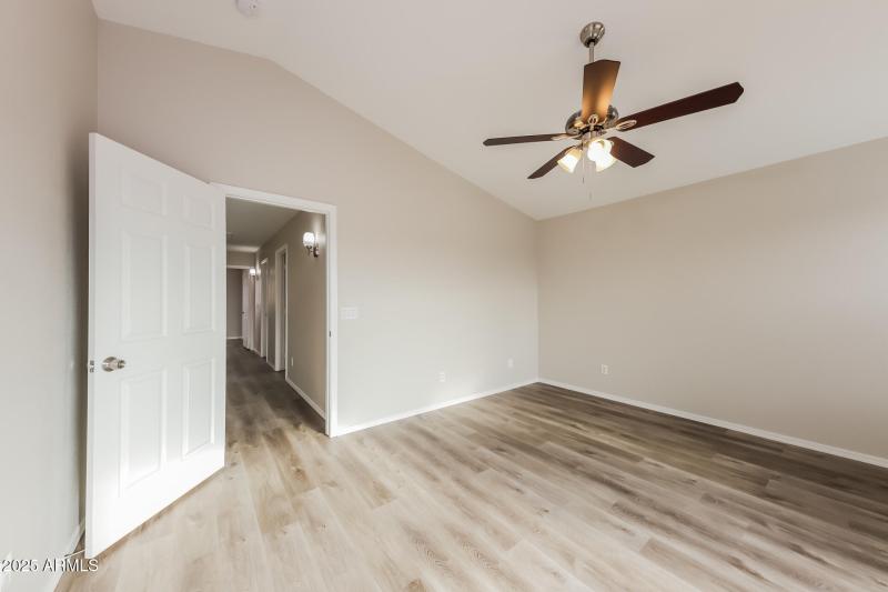 010-photo-main-bedroom-11786382