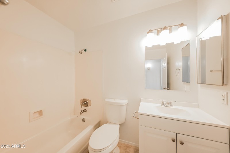 014-photo-bathroom-11786385
