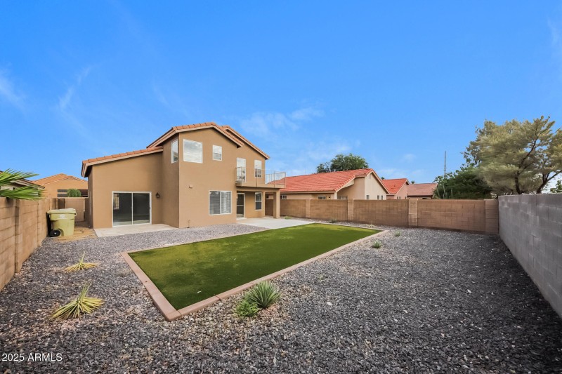 016-photo-rear-view-11786635