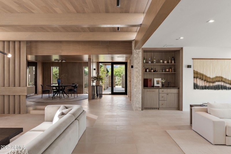 Open & bright floor plan