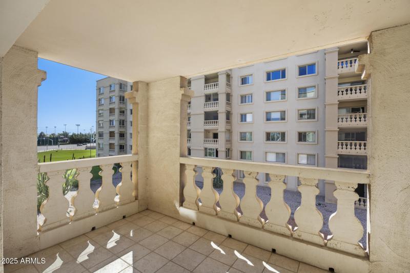 Balcony w/Sunshine & Greenery