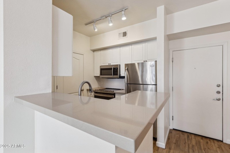 6-web-or-mls-1701-e-colter-st-182