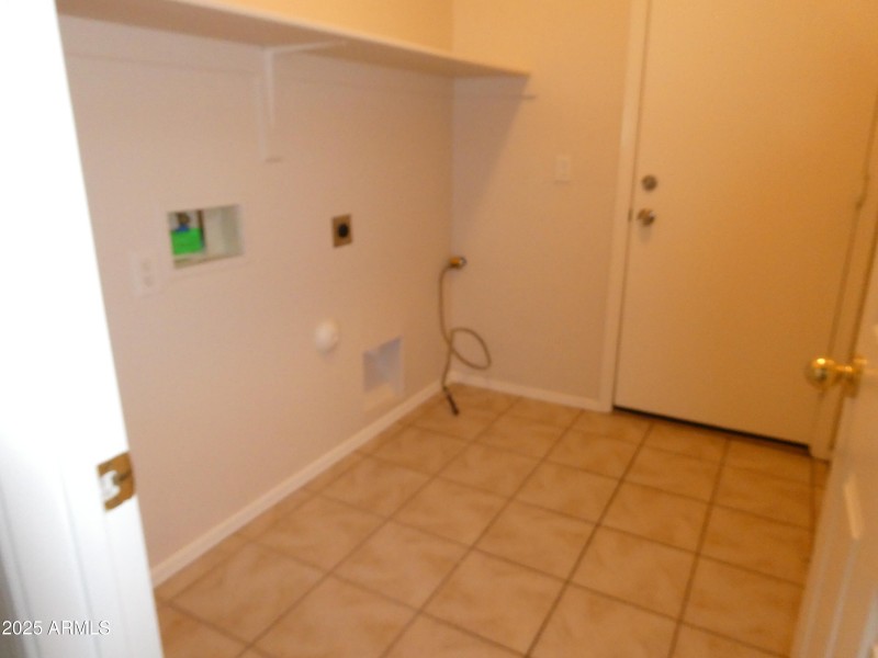 inside laundry w/ gas hookup