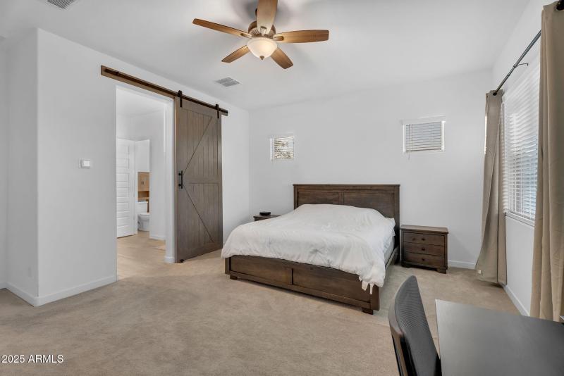 EXTRA SPACE FOR A DESK OR SITTING AREA