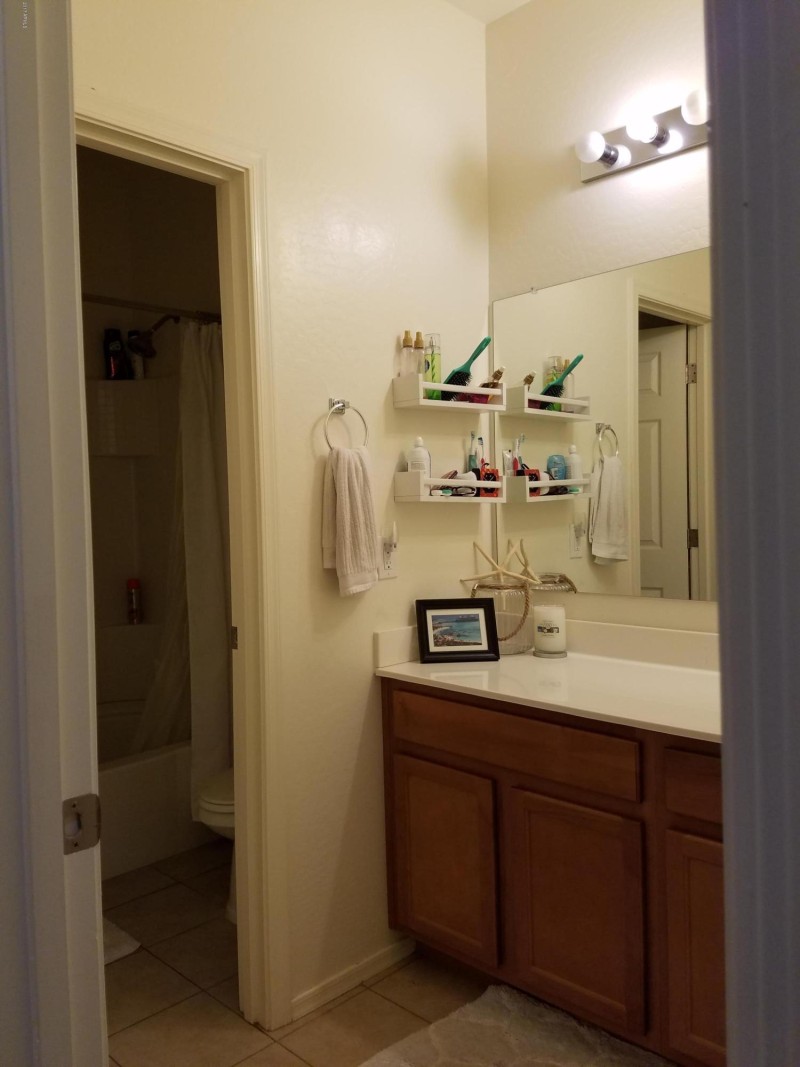 HALLWAY FULL BATHROOM