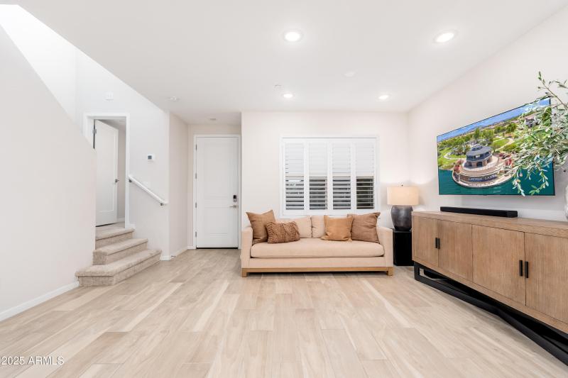 724 E Lark St UNIT 102 - 08