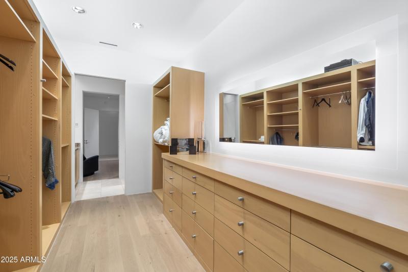 106_Dual Walk in Closet