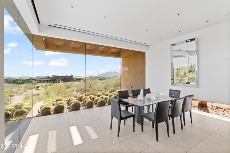 024_Modern Dining Room with Views